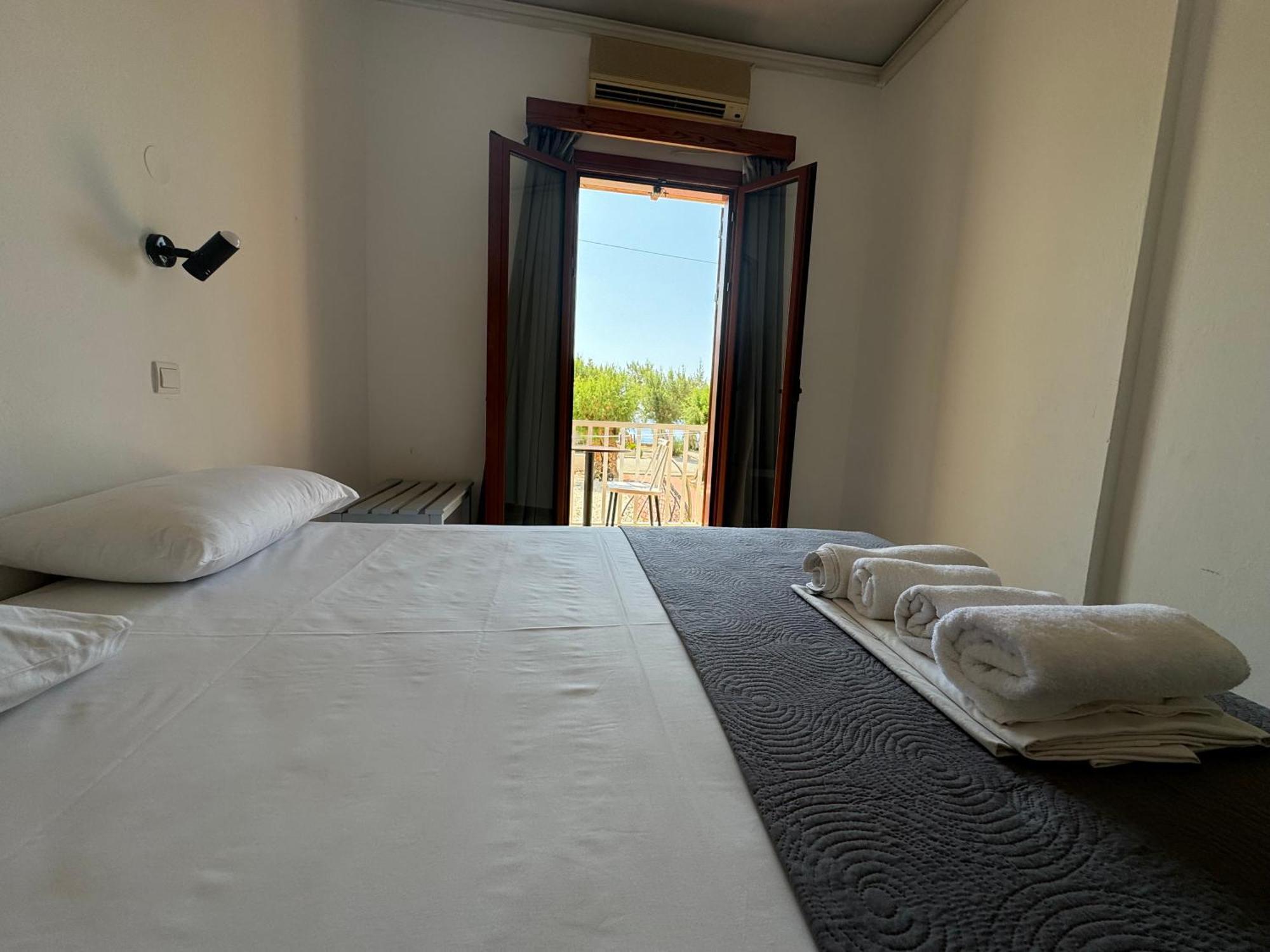 Zorbas Hotel Sougia Exterior photo